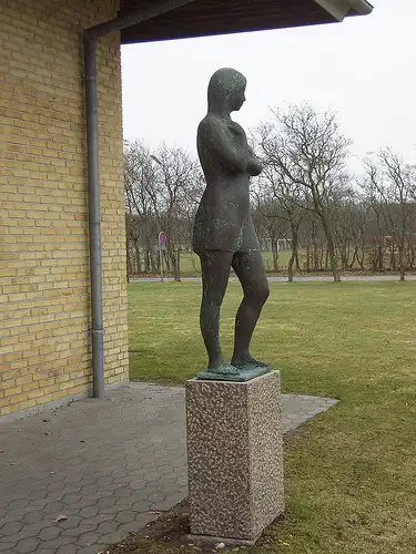 &quot;Birgit&quot; (Bronze p&aring; granit), 1973. Hj&oslash;rring