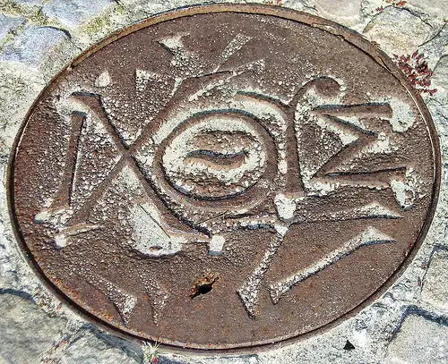 &quot;Klippen og staven&quot; (bronze og granit, vandkunst), 1994. Sindal