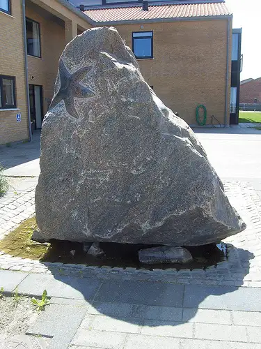 &quot;Vikingbanke&quot; (granit, vandkunst), 2003. Hirtshals