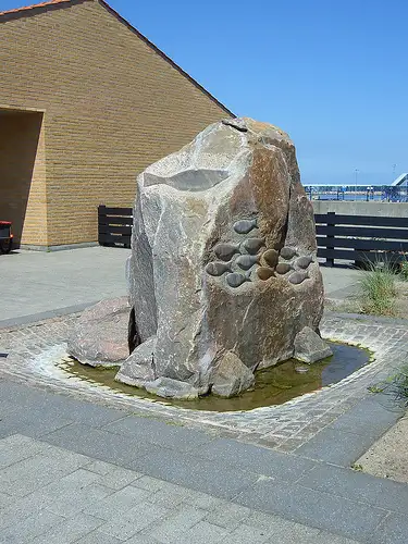 &quot;Vikingbanke&quot; (granit, vandkunst), 2003. Hirtshals