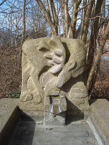 &quot;Hjortebr&oslash;nd&quot; (granit, vandkunst), 1945. Vr&aring;