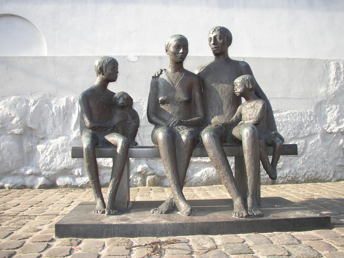 &quot;Familie&quot; (bronze), 1983. Hj&oslash;rring